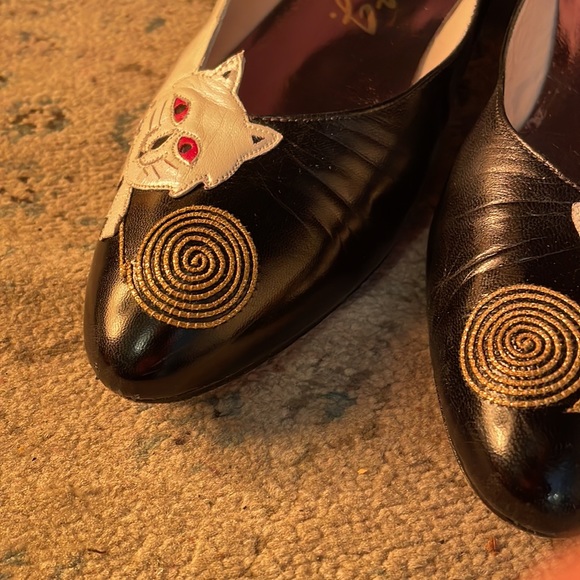 Rare EUC Vintage Margaret J 1” kitten heels Playful Cat w embroidered gold yarn - Picture 3 of 11